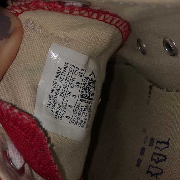 red converse - Picture 2 of 4